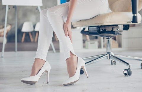 女性がオフィスで履く靴を選ぶ際のポイントについて