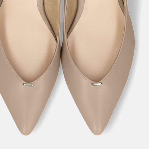 予約：2026SS：メタルパーツ Vカットパンプス（m45021）モイストジンジャー